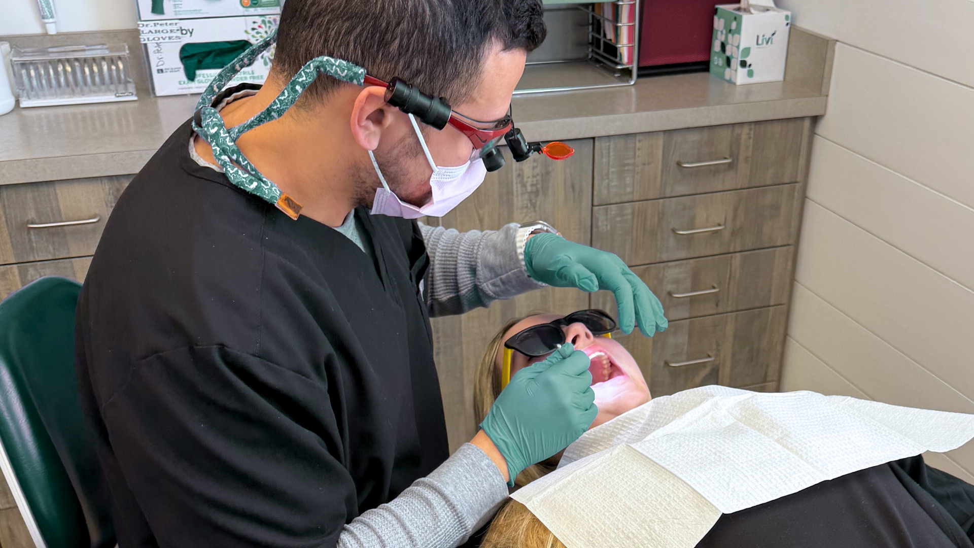 Ortodoncista en estudio moderno